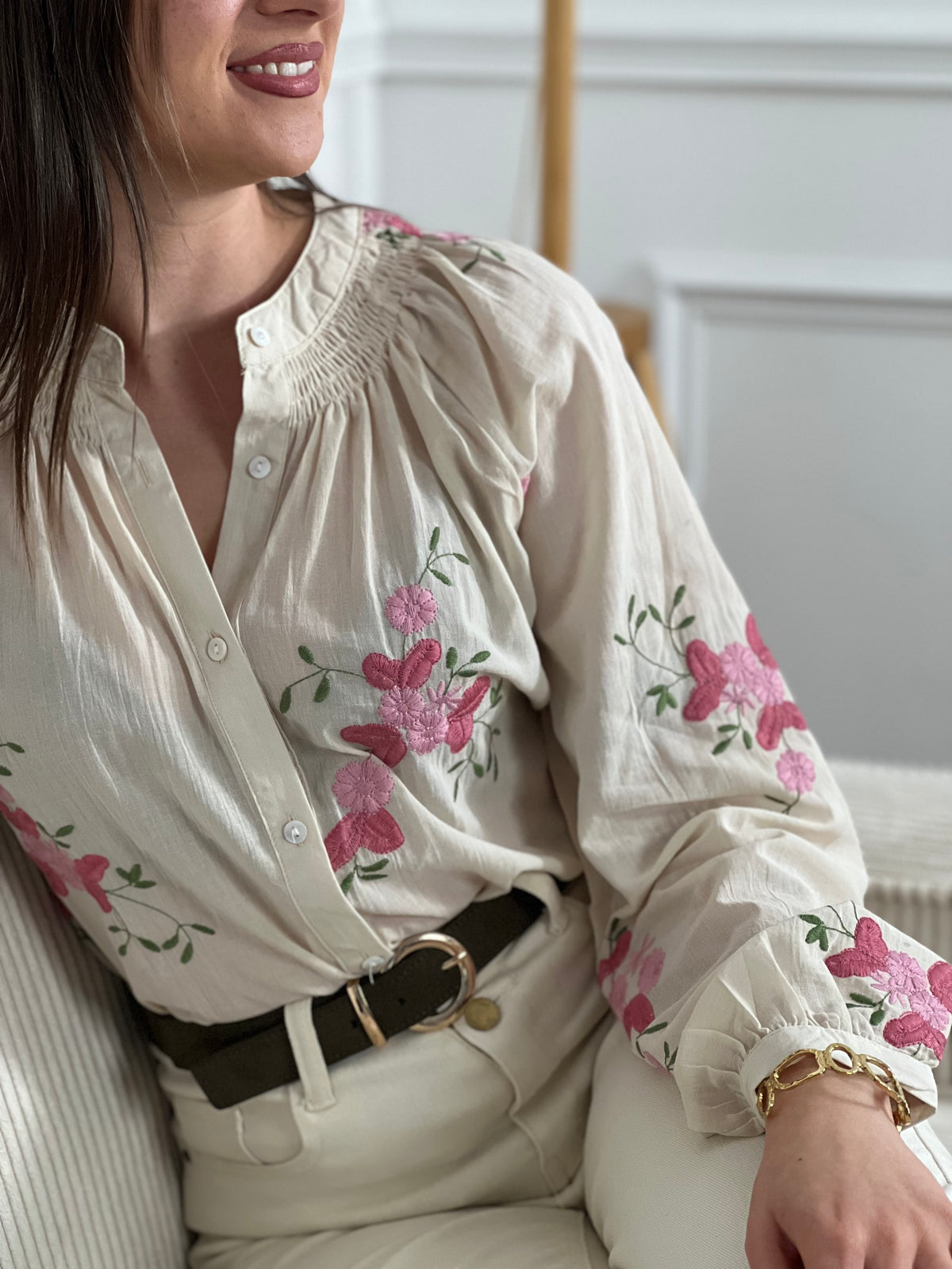 Confectionnée dans une matière légère et légèrement transparente, elle offre confort et élégance au quotidien. Ses manches longues et son col rond classique se complètent parfaitement avec des boutons discrets sur toute la longueur. Les motifs fleurs roses et vertes apportent une touche de douceur et de féminité à cette chemise polyvalente, idéale pour créer des looks décontractés ou plus raffinés selon vos envies.