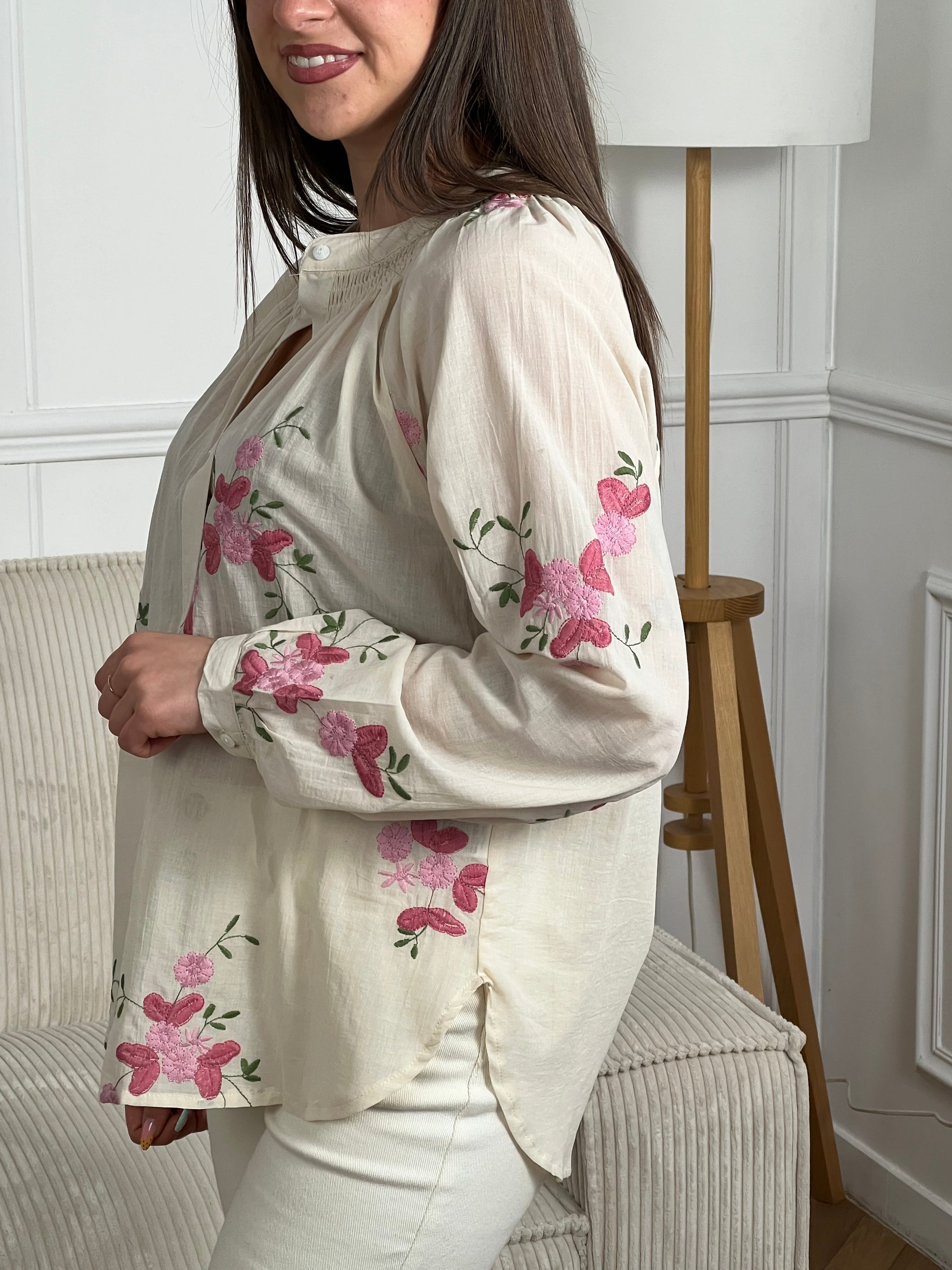 Confectionnée dans une matière légère et légèrement transparente, elle offre confort et élégance au quotidien. Ses manches longues et son col rond classique se complètent parfaitement avec des boutons discrets sur toute la longueur. Les motifs fleurs roses et vertes apportent une touche de douceur et de féminité à cette chemise polyvalente, idéale pour créer des looks décontractés ou plus raffinés selon vos envies.