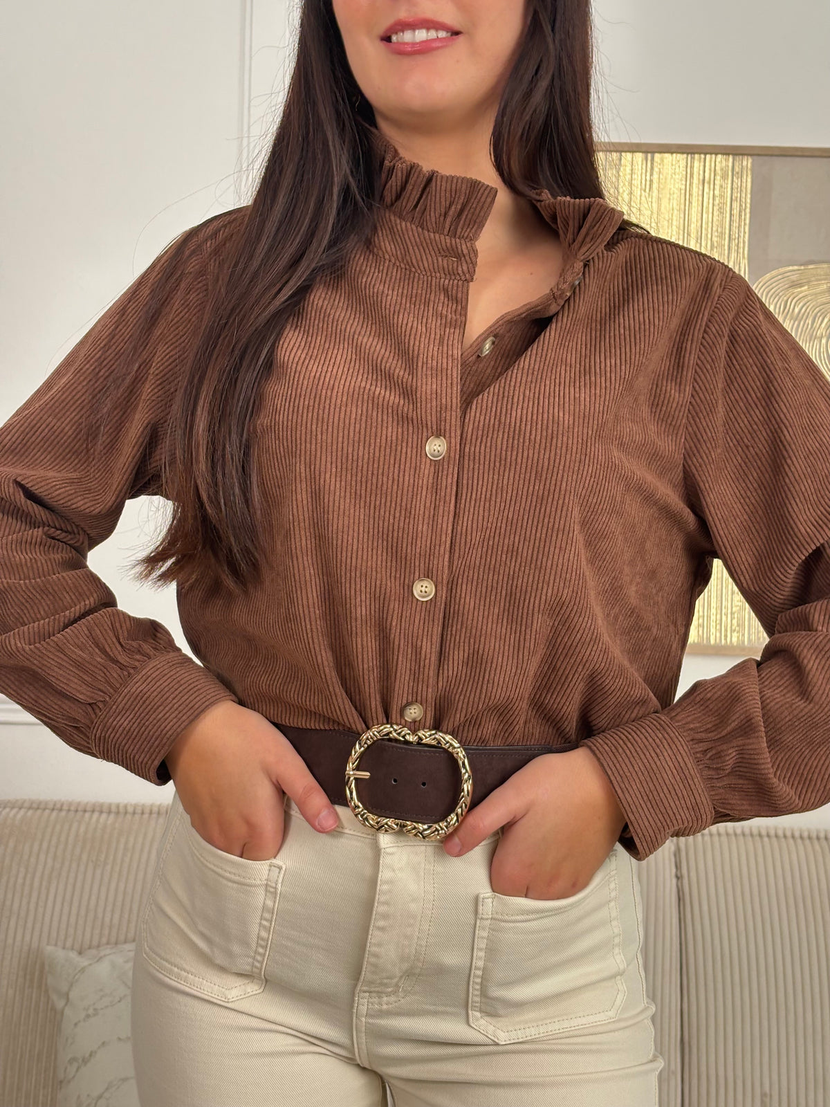 La chemise Gisla est l'alliance parfaite entre style et confort. Avec son effet velours côtelé et ses volants au col, cette chemise marron à manches longues vous apportera une touche de sophistication.&nbsp;