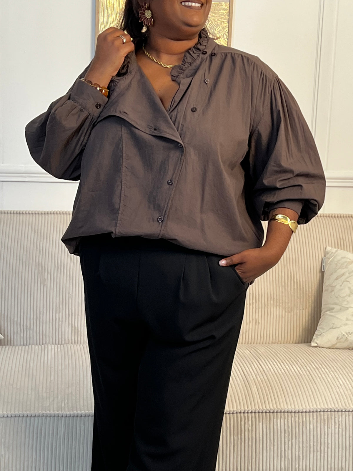 Découvrez la chemise Inaya, une pièce élégante en marron qui allie style et confort. Dotée de manches longues et d'un col rond orné de volants délicats, elle offre une touche de féminité incontournable.