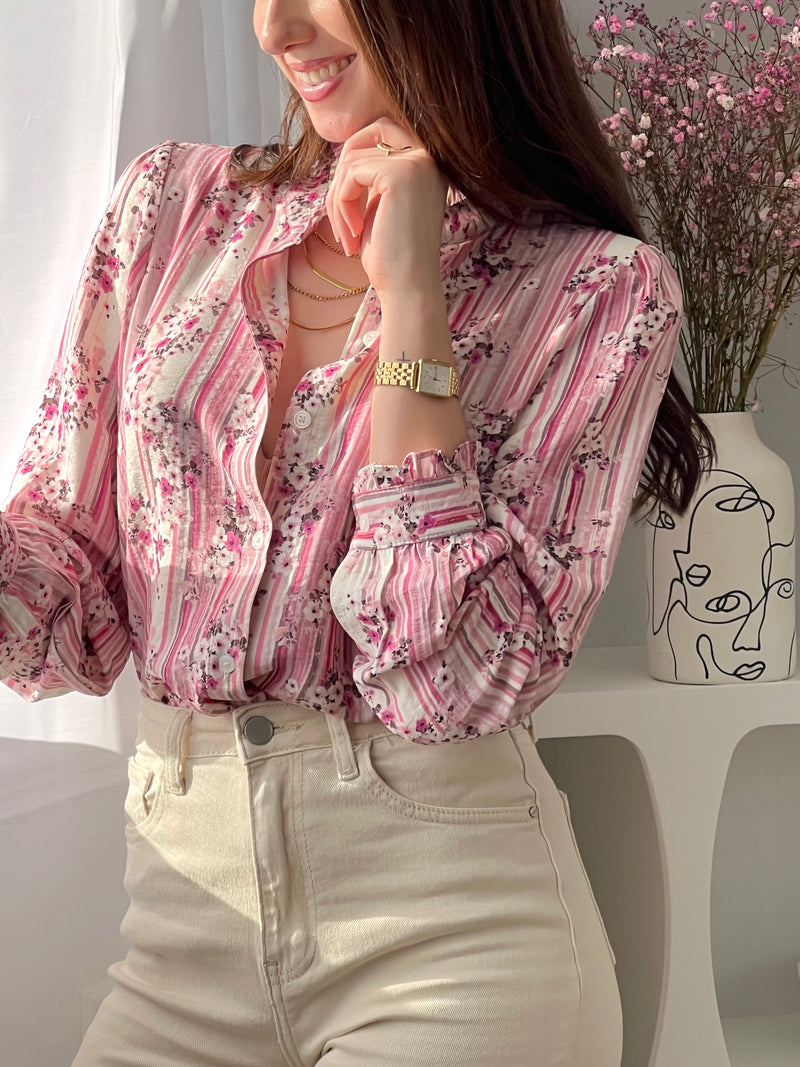 Laissez-vous séduire par cette chemise à motifs femme, élégante et raffinée. Dotée d’un col rond, de manches longues et de volants au col et aux poignets, elle apporte une touche féminine à votre tenue. Ses rayures verticales et motifs fleurs, sublimés par un fil lurex doré, ajoutent une note lumineuse.