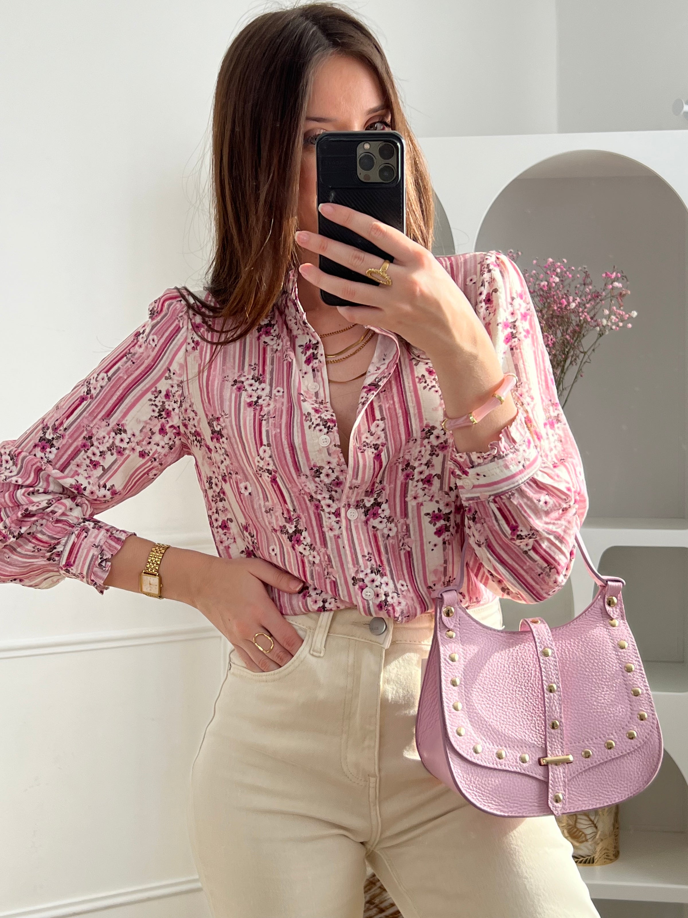 Laissez-vous séduire par cette chemise à motifs femme, élégante et raffinée. Dotée d’un col rond, de manches longues et de volants au col et aux poignets, elle apporte une touche féminine à votre tenue. Ses rayures verticales et motifs fleurs, sublimés par un fil lurex doré, ajoutent une note lumineuse.