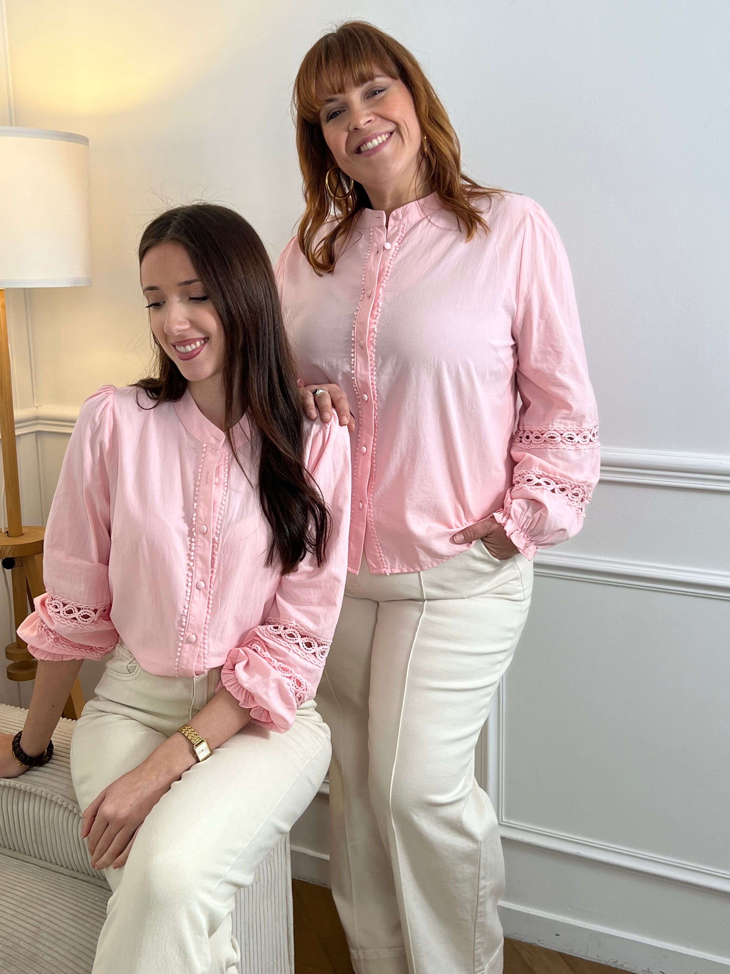 Découvrez la chemise Elgie, une pièce incontournable pour votre garde-robe. Confectionnée en 100% coton, elle allie confort et élégance avec ses manches longues et son col rond. La broderie ajourée délicate aux manches apporte une touche de féminité, tandis que les boutons discrets structurent la silhouette.&nbsp;