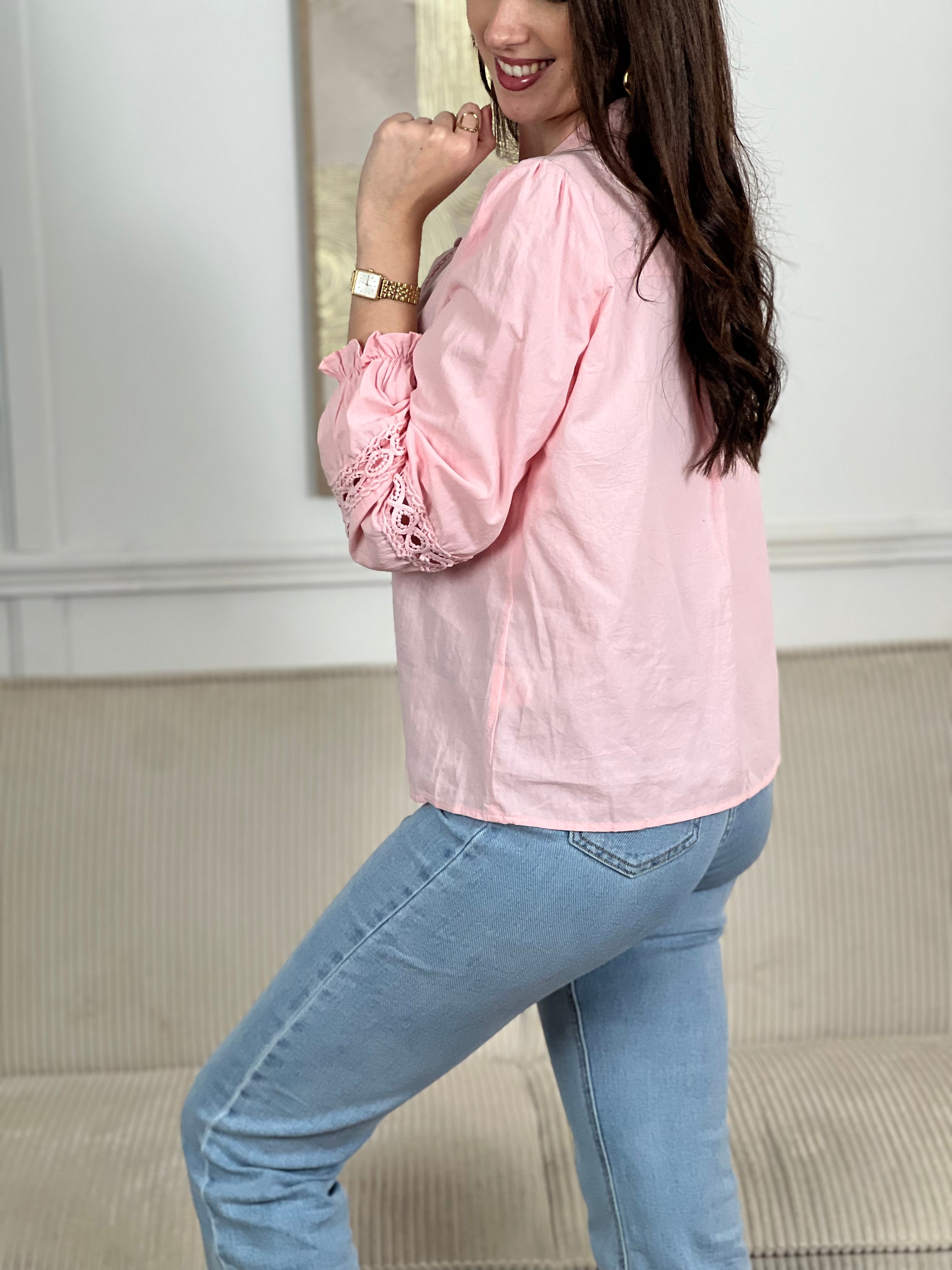 Découvrez la chemise Elgie, une pièce incontournable pour votre garde-robe. Confectionnée en 100% coton, elle allie confort et élégance avec ses manches longues et son col rond. La broderie ajourée délicate aux manches apporte une touche de féminité, tandis que les boutons discrets structurent la silhouette.&nbsp;