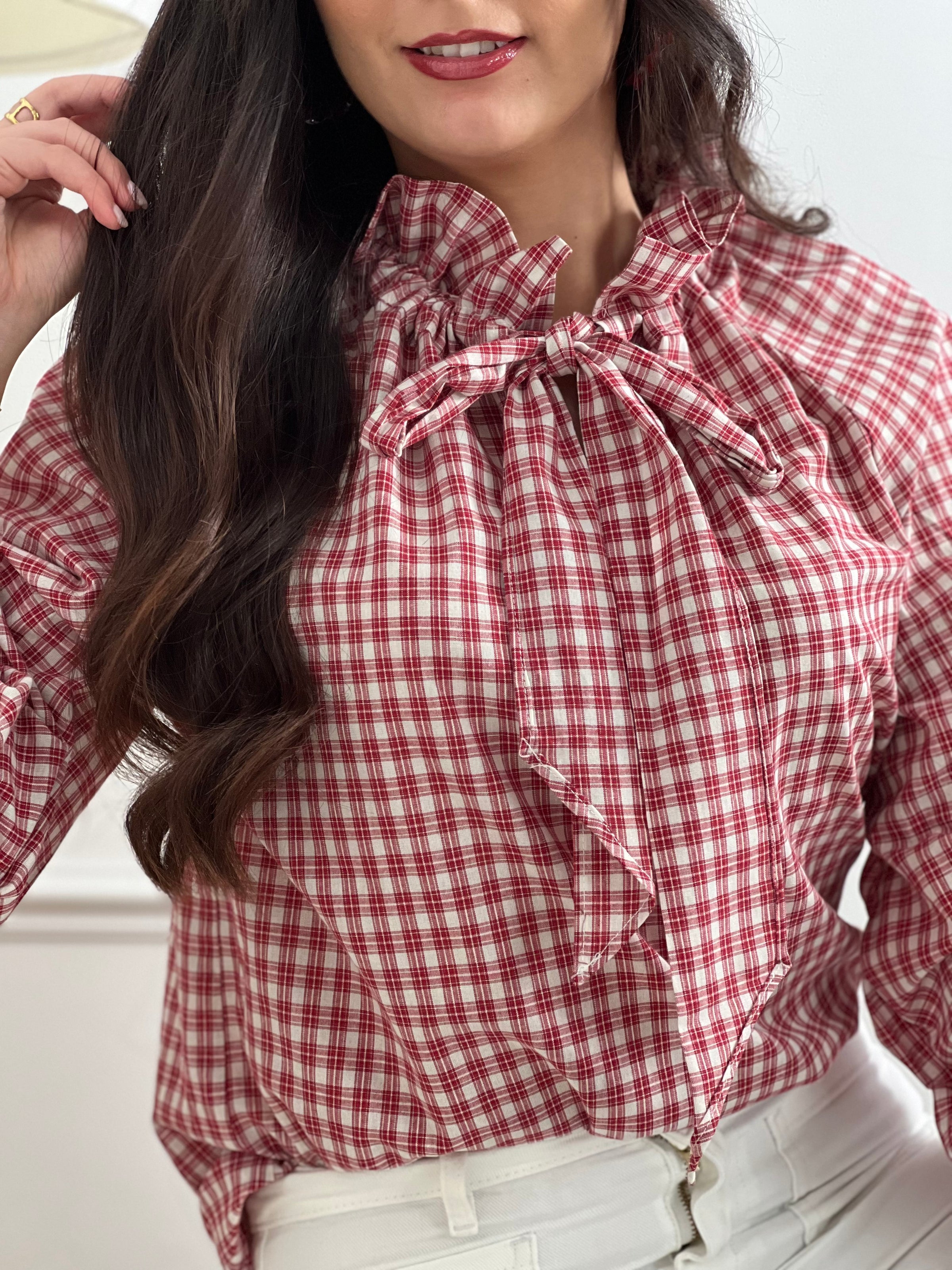 Découvrez la Dahlia, une chemise intemporelle qui allie élégance et confort. Confectionnée en rouge et écrue, elle séduira par son col V orné de volants ajustables et ses manches longues. Le motif carreaux apporte une touche de caractère à cette pièce polyvalente.