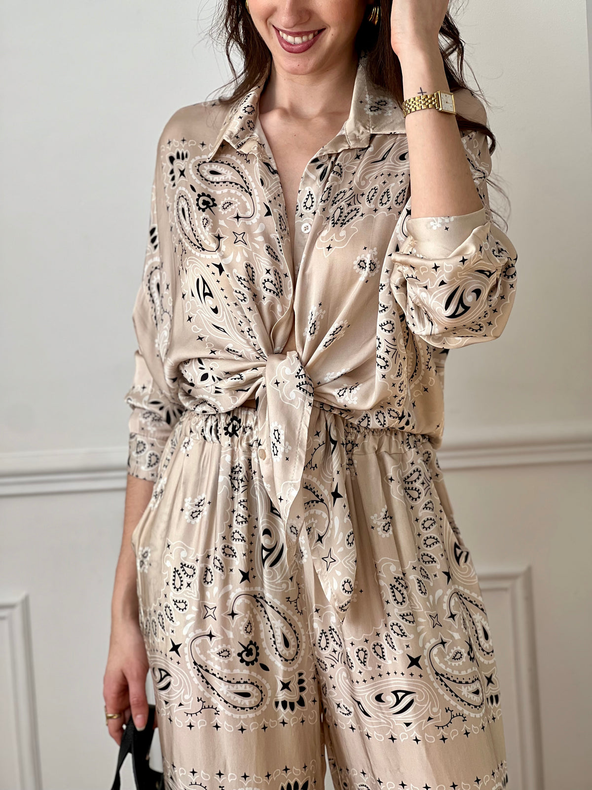 Cette chemise fluide séduit par son imprimé bandana beige et noir, à la fois tendance et intemporel. Légère et agréable à porter, elle apporte une touche de style à toutes vos tenues. Facile à associer, elle s’adapte aussi bien à un look casual que plus habillé.