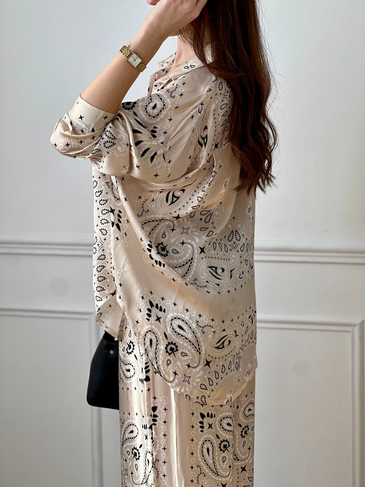 Cette chemise fluide séduit par son imprimé bandana beige et noir, à la fois tendance et intemporel. Légère et agréable à porter, elle apporte une touche de style à toutes vos tenues. Facile à associer, elle s’adapte aussi bien à un look casual que plus habillé.