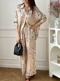 Cette chemise fluide séduit par son imprimé bandana beige et noir, à la fois tendance et intemporel. Légère et agréable à porter, elle apporte une touche de style à toutes vos tenues. Facile à associer, elle s’adapte aussi bien à un look casual que plus habillé.