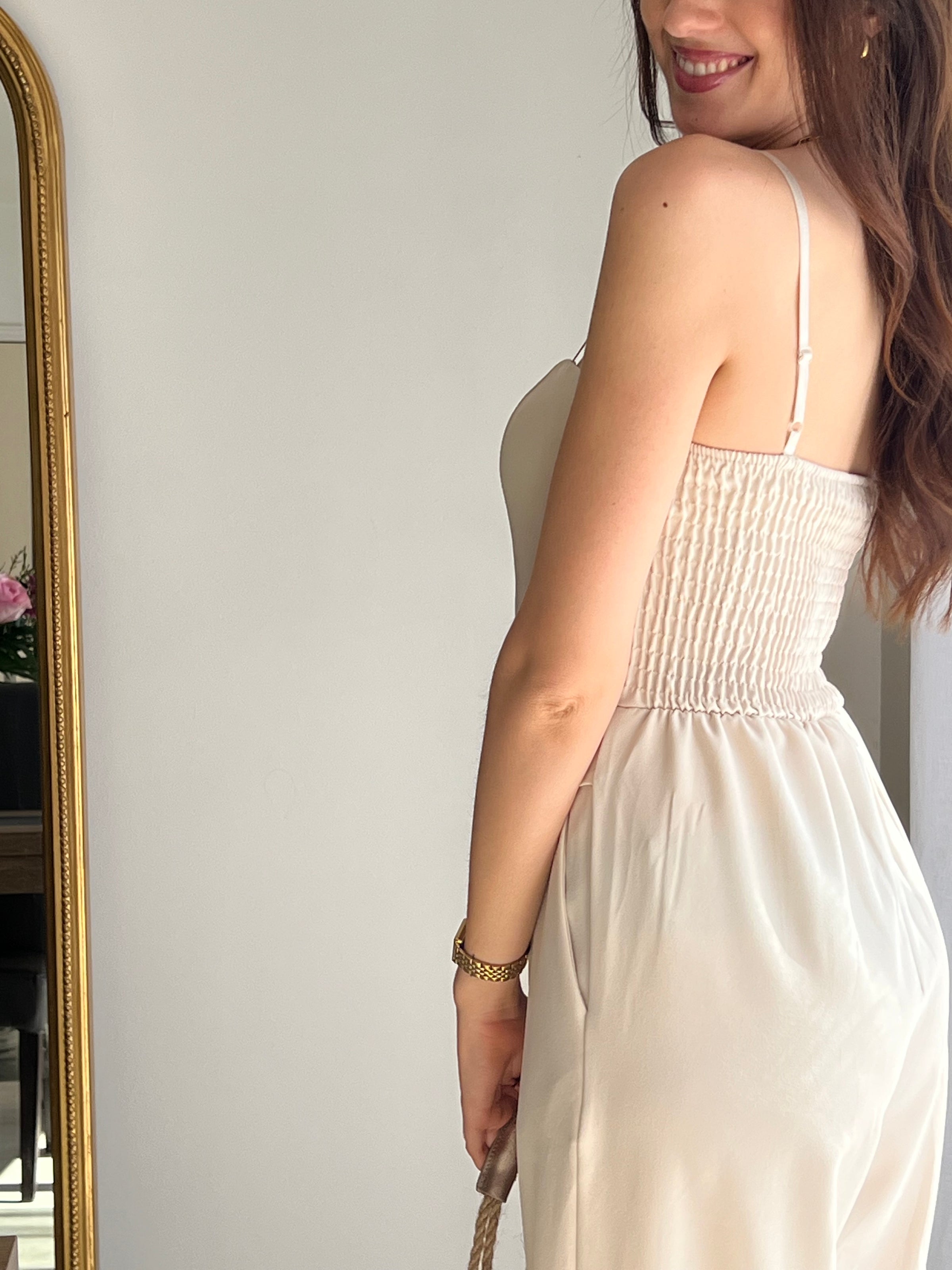 Combinaison beige femme élégante au style moderne, dotée de bretelles réglables et d’un bustier qui sublime la silhouette. Sa coupe asymétrique sur le devant apporte une touche originale et tendance. Pratique avec ses poches latérales et confortable grâce à son élastique au dos, elle est idéale pour un look chic et facile à porter.