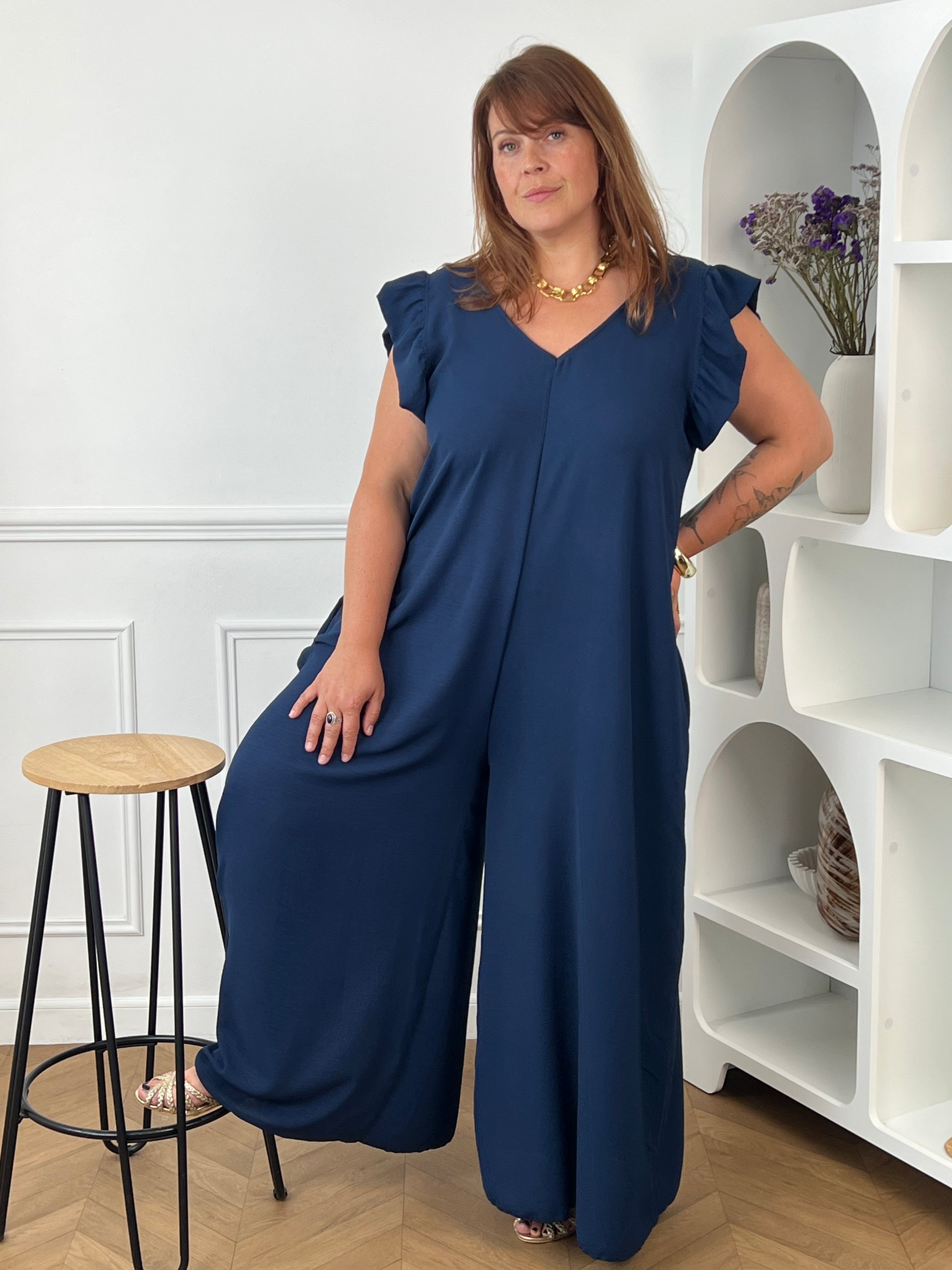 Combinaison longue et ample bleue à la coupe fluide et élégante. Une pièce confortable et féminine, parfaite pour une allure chic et effortless en toute occasion.