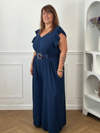 Combinaison longue et ample bleue à la coupe fluide et élégante. Une pièce confortable et féminine, parfaite pour une allure chic et effortless en toute occasion.