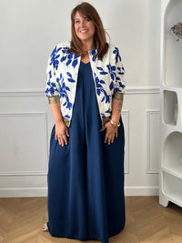 Combinaison longue et ample bleue à la coupe fluide et élégante. Une pièce confortable et féminine, parfaite pour une allure chic et effortless en toute occasion.