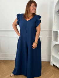 Combinaison longue et ample bleue à la coupe fluide et élégante. Une pièce confortable et féminine, parfaite pour une allure chic et effortless en toute occasion.