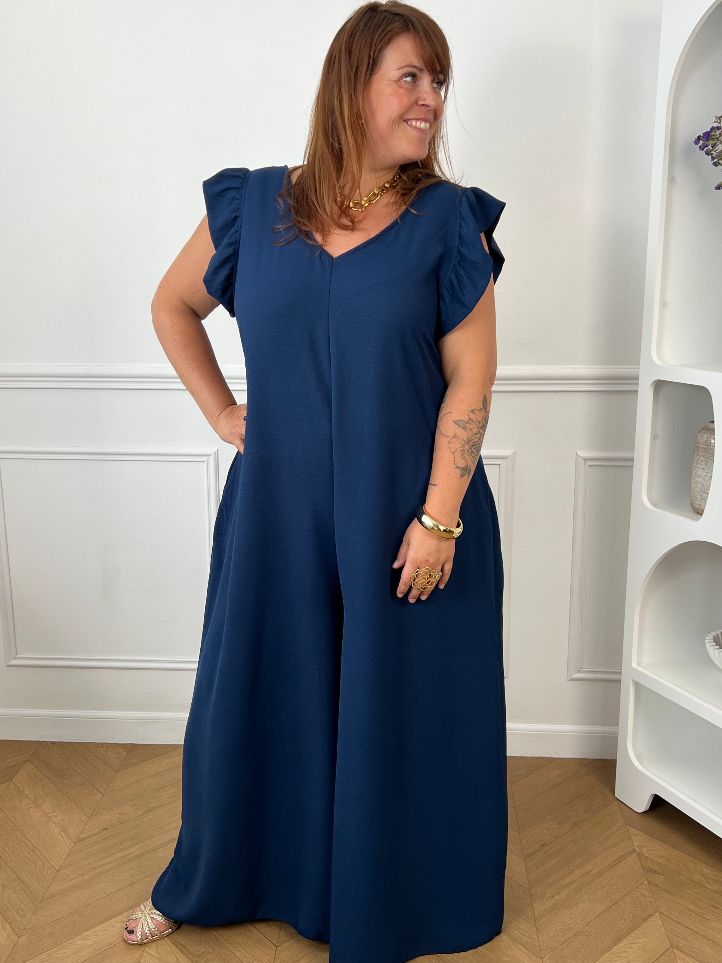 Combinaison longue et ample bleue à la coupe fluide et élégante. Une pièce confortable et féminine, parfaite pour une allure chic et effortless en toute occasion.