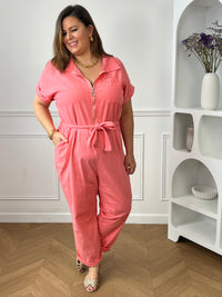 Adoptez un look tendance et confortable avec cette combinaison corail grande taille femme. Sa coupe fluide et ses manches courtes offrent une grande liberté de mouvement, tandis que son col chemise et sa fermeture zippée sur le devant apportent une touche moderne et élégante. Dotée d’une ceinture amovible pour souligner la taille, de deux poches latérales et d’une poche poitrine pratique, cette combinaison corail est la pièce idéale pour un style chic et décontracté au quotidien.