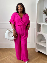 La combinaison Savanah fuchsia grande taille allie confort et élégance avec son col cache-cœur, ses manches courtes et son élastique à la taille. Pratique avec ses poches latérales et son ouverture dos à bouton, elle vous met en valeur avec douceur.