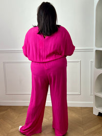La combinaison Savanah fuchsia grande taille allie confort et élégance avec son col cache-cœur, ses manches courtes et son élastique à la taille. Pratique avec ses poches latérales et son ouverture dos à bouton, elle vous met en valeur avec douceur.