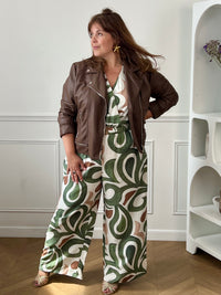 Combinaison kaki curve portée avec perfecto marron – Loïcia
