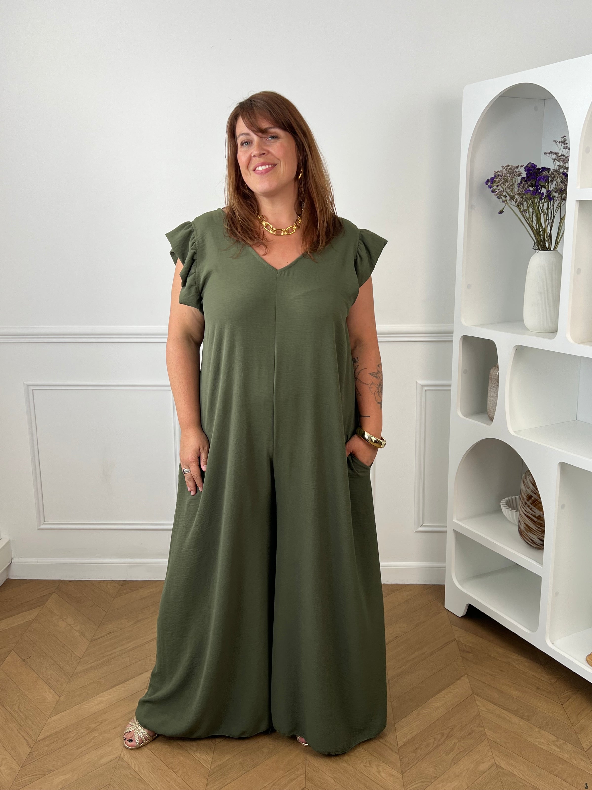 Combinaison longue et ample kaki à la coupe fluide et élégante. Une pièce confortable et féminine, parfaite pour une allure chic et effortless en toute occasion.