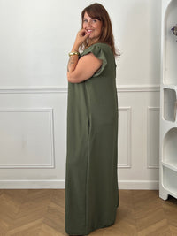 Combinaison longue et ample kaki à la coupe fluide et élégante. Une pièce confortable et féminine, parfaite pour une allure chic et effortless en toute occasion.