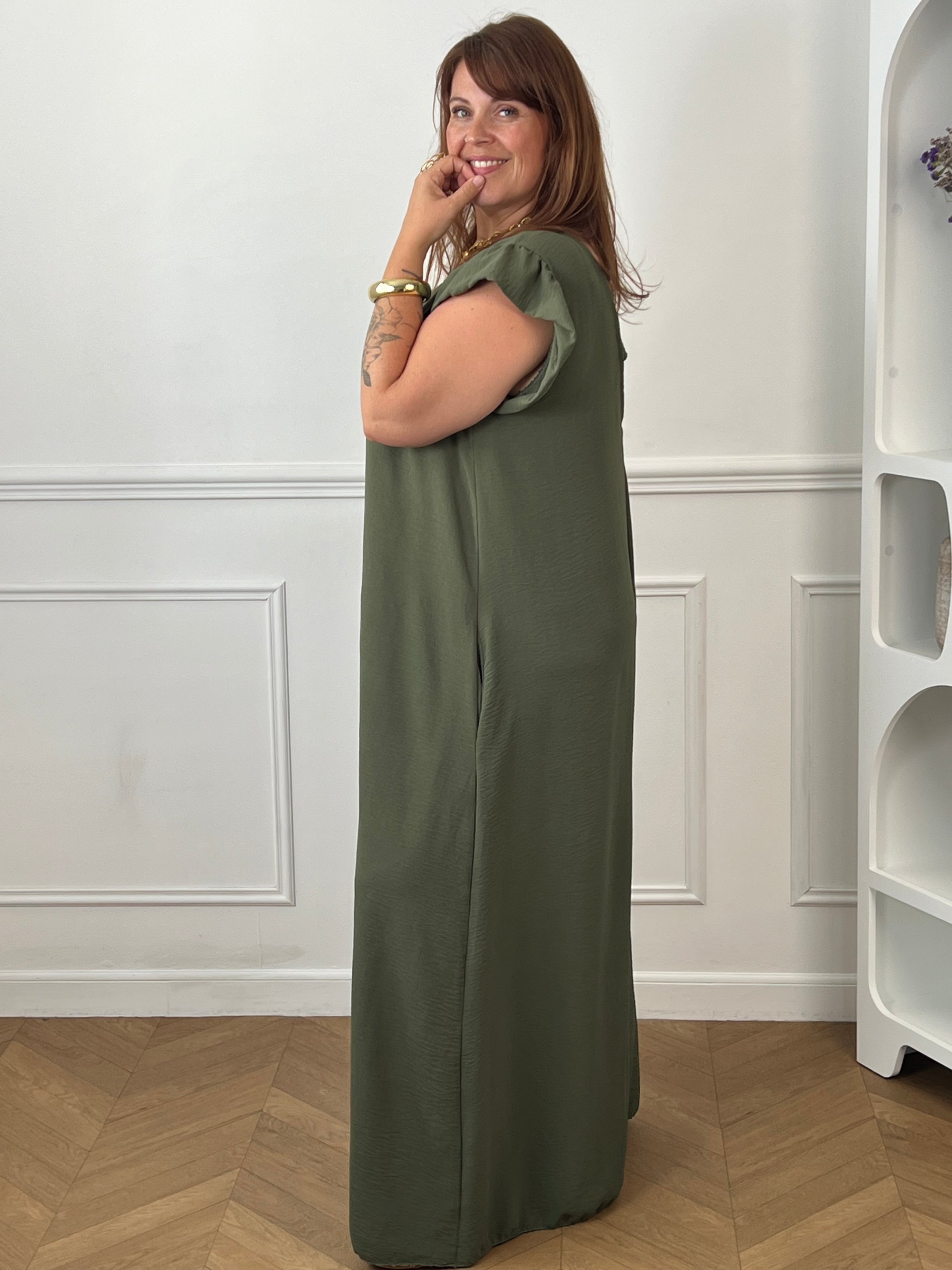 Combinaison longue et ample kaki à la coupe fluide et élégante. Une pièce confortable et féminine, parfaite pour une allure chic et effortless en toute occasion.