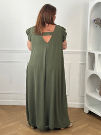 Combinaison longue et ample kaki à la coupe fluide et élégante. Une pièce confortable et féminine, parfaite pour une allure chic et effortless en toute occasion.