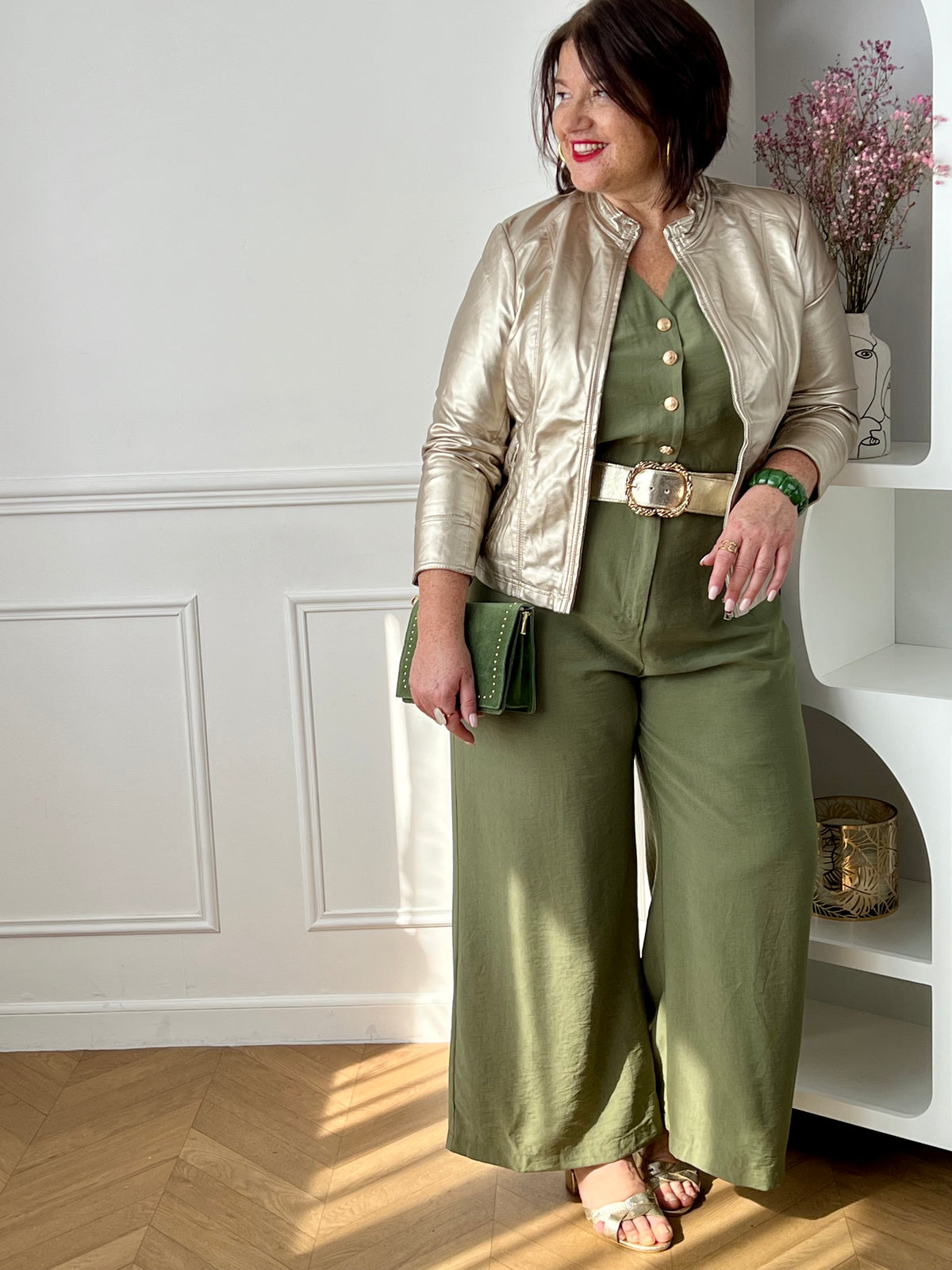 Combinaison longue femme, élégante et moderne, parfaite pour un look tendance au quotidien. Sans manches, avec un col V et des boutons dorés sur le haut, elle apporte une touche chic et raffinée. Dotée d’une ceinture amovible avec passants et d’une taille élastique au dos, elle assure un ajustement confortable. Ses deux poches latérales et sa fermeture zippée à l’avant allient praticité et style.