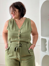 Combinaison longue femme, élégante et moderne, parfaite pour un look tendance au quotidien. Sans manches, avec un col V et des boutons dorés sur le haut, elle apporte une touche chic et raffinée. Dotée d’une ceinture amovible avec passants et d’une taille élastique au dos, elle assure un ajustement confortable. Ses deux poches latérales et sa fermeture zippée à l’avant allient praticité et style.
