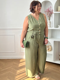 Combinaison longue femme, élégante et moderne, parfaite pour un look tendance au quotidien. Sans manches, avec un col V et des boutons dorés sur le haut, elle apporte une touche chic et raffinée. Dotée d’une ceinture amovible avec passants et d’une taille élastique au dos, elle assure un ajustement confortable. Ses deux poches latérales et sa fermeture zippée à l’avant allient praticité et style.