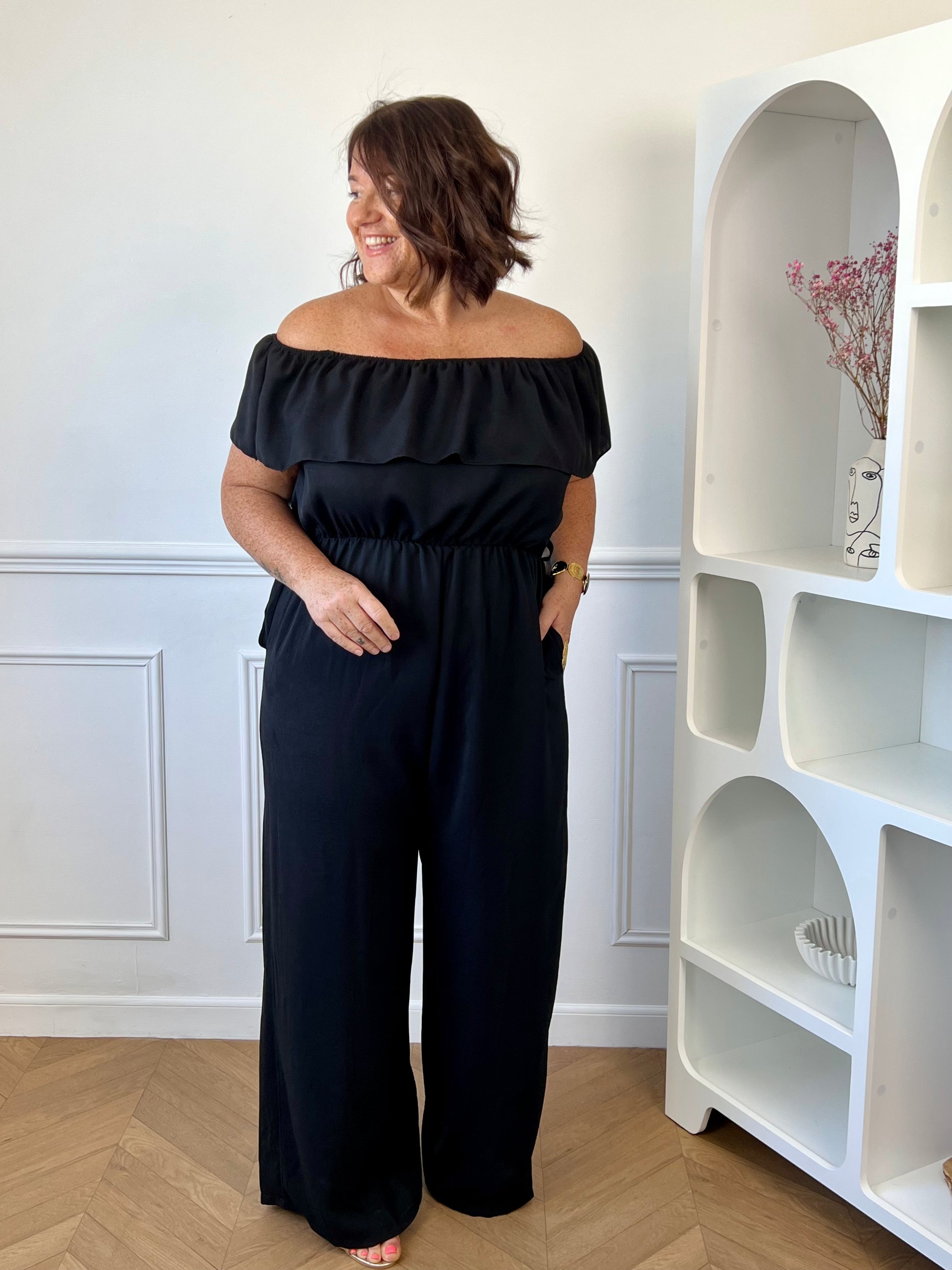 Combinaison noire curve col bateau à volants taille unique 44/48 – Loïcia
