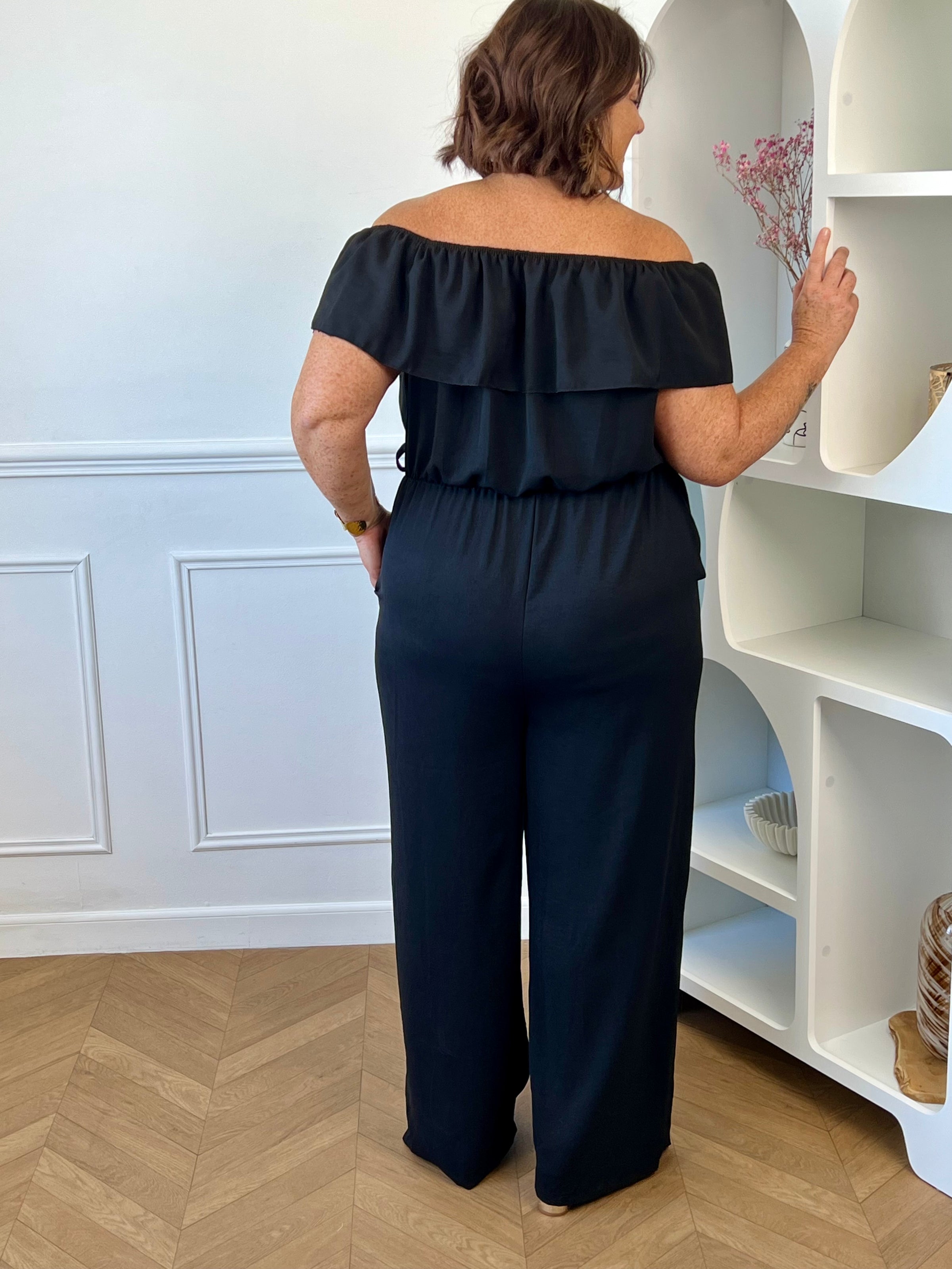 Combinaison noire curve vue de dos passants ceinture – Loïcia
