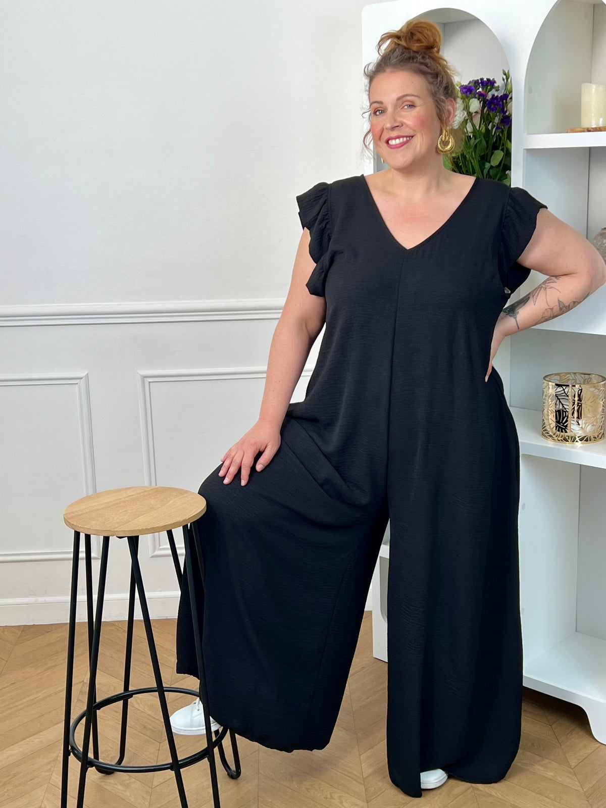 Combinaison longue et ample noire à la coupe fluide et élégante. Une pièce confortable et féminine, parfaite pour une allure chic et effortless en toute occasion.