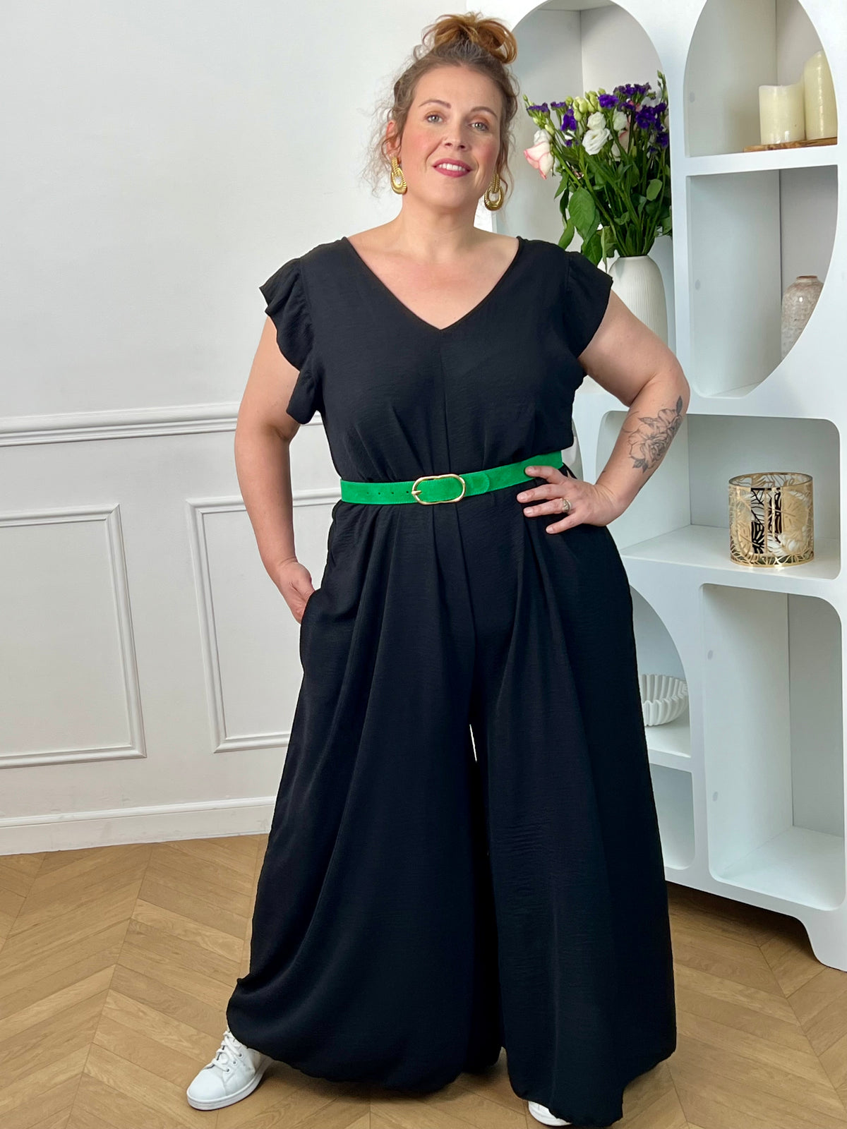 Combinaison longue et ample noire à la coupe fluide et élégante. Une pièce confortable et féminine, parfaite pour une allure chic et effortless en toute occasion.