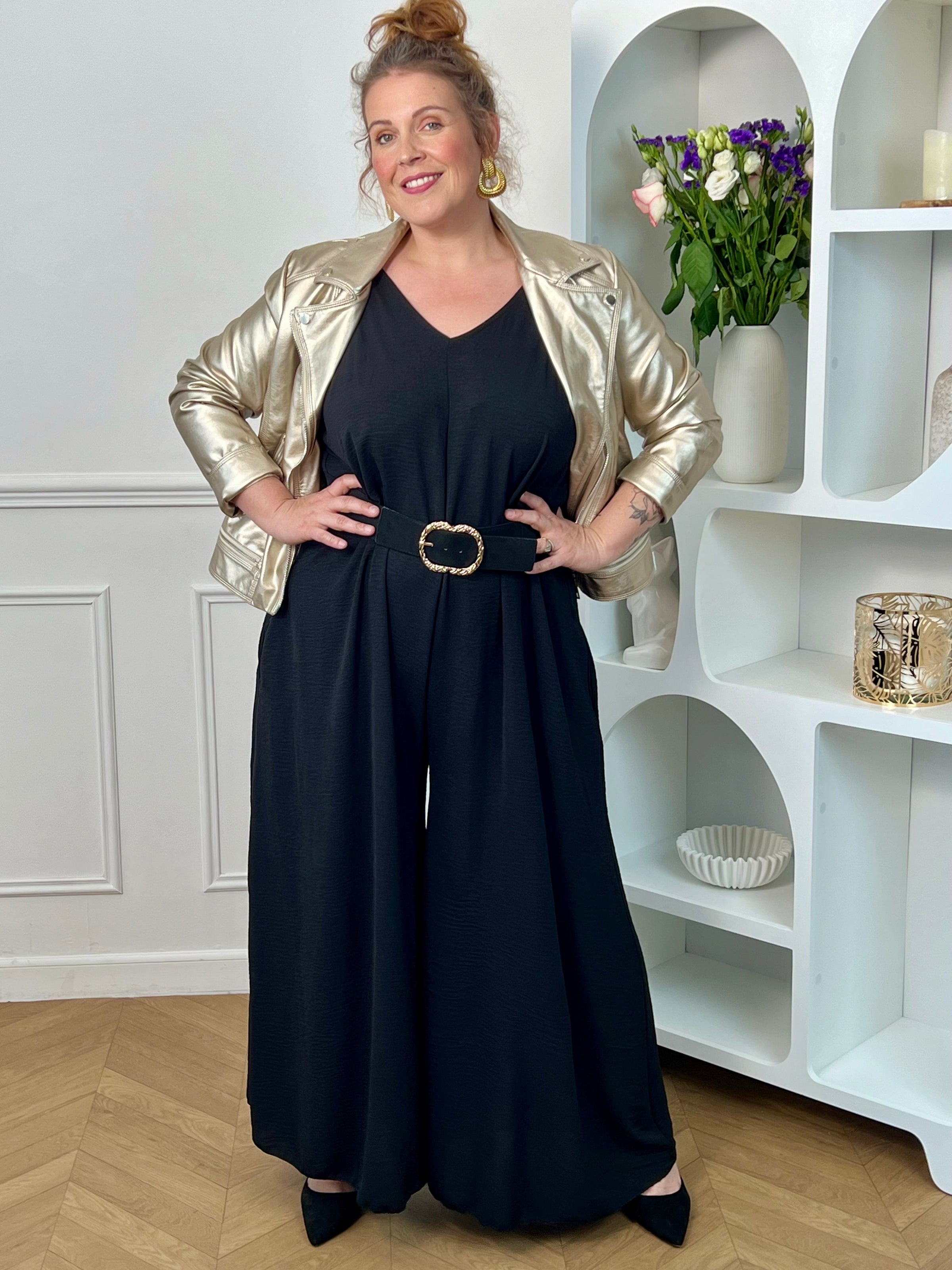 Combinaison longue et ample noire à la coupe fluide et élégante. Une pièce confortable et féminine, parfaite pour une allure chic et effortless en toute occasion.