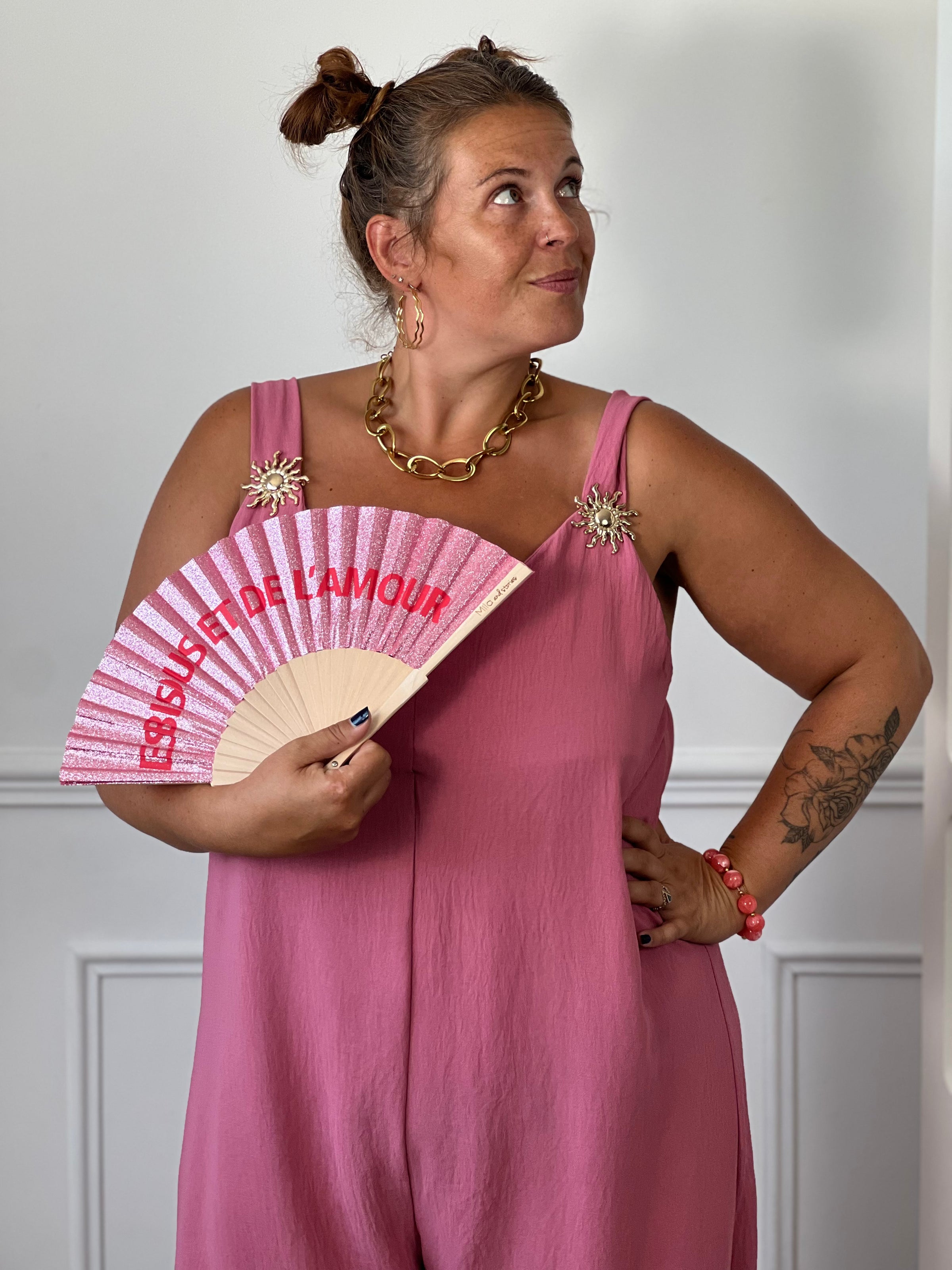 Combinaison rose pâle grande taille Madeline col V bretelles détails dorés soleil amovibles – Loïcia
