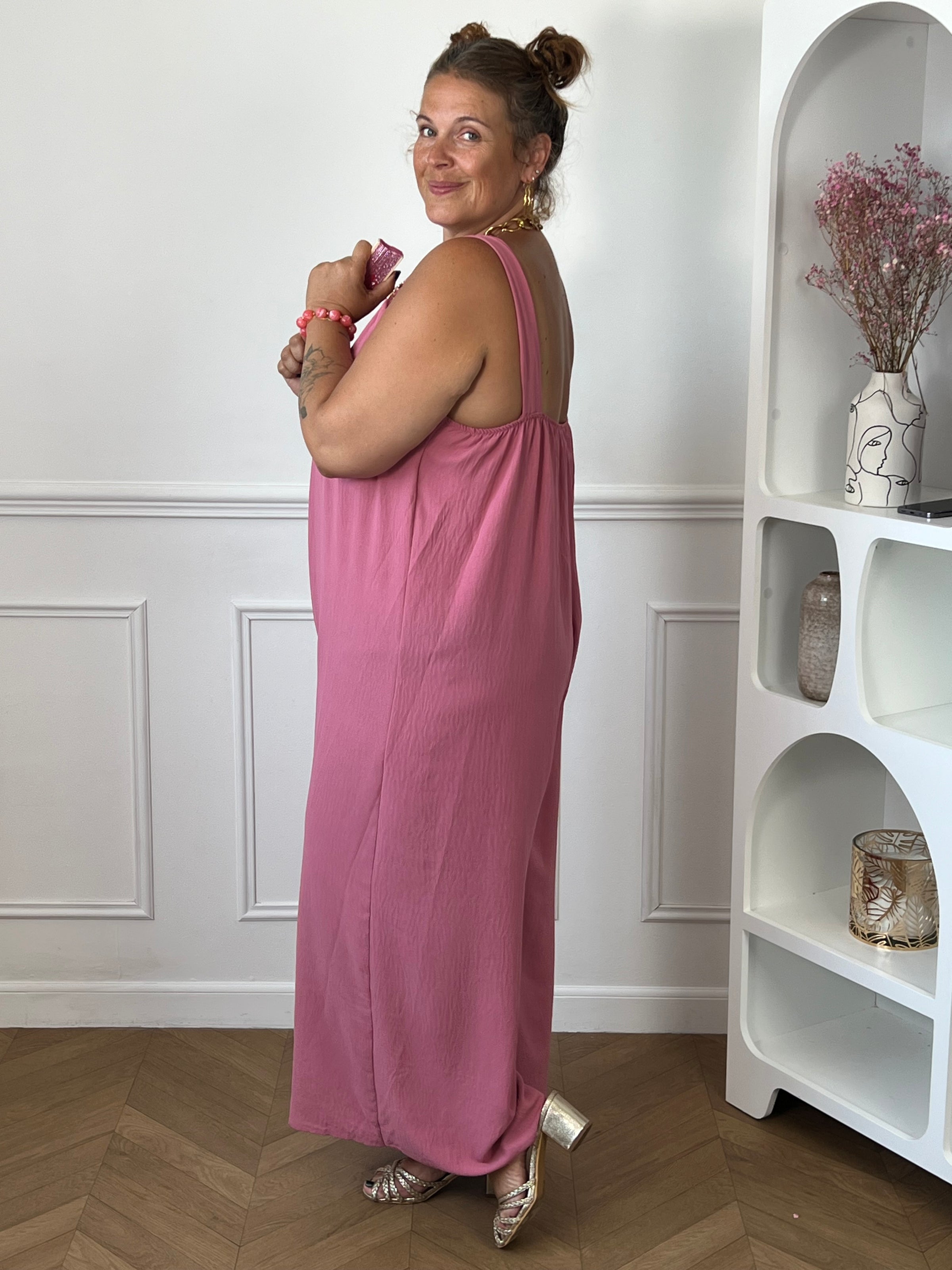 Combinaison rose pâle grande taille femme vue de face col V élastique dos – Loïcia
