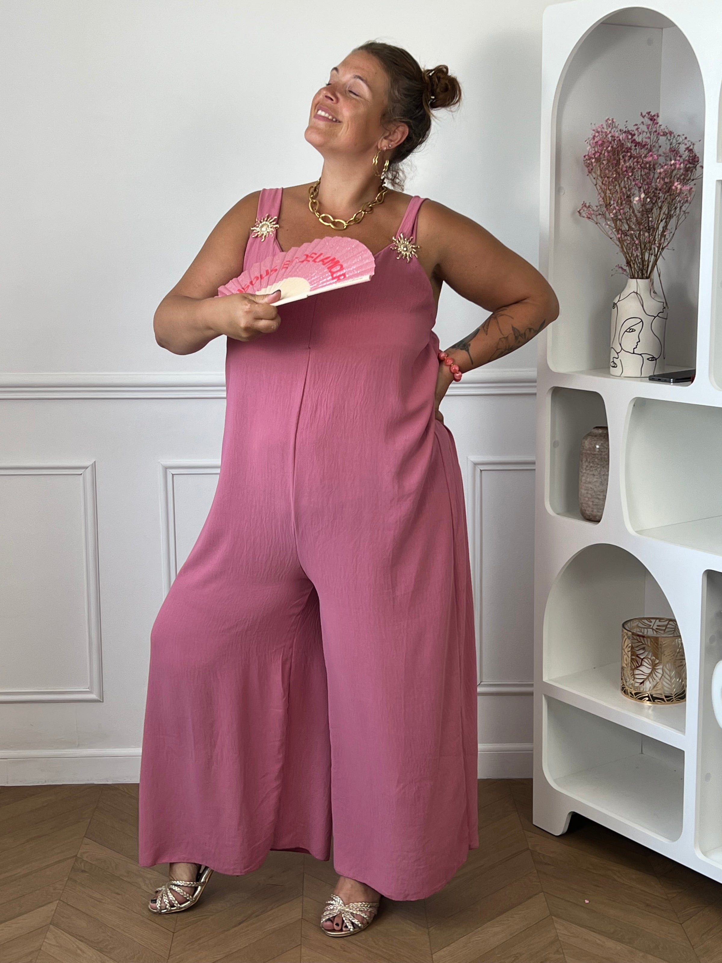 Combinaison rose pâle curve vue de dos bretelles détails dorés – Loïcia
