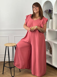 Combinaison longue et ample rose à la coupe fluide et élégante. Une pièce confortable et féminine, parfaite pour une allure chic et effortless en toute occasion.