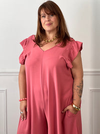 Combinaison longue et ample rose à la coupe fluide et élégante. Une pièce confortable et féminine, parfaite pour une allure chic et effortless en toute occasion.