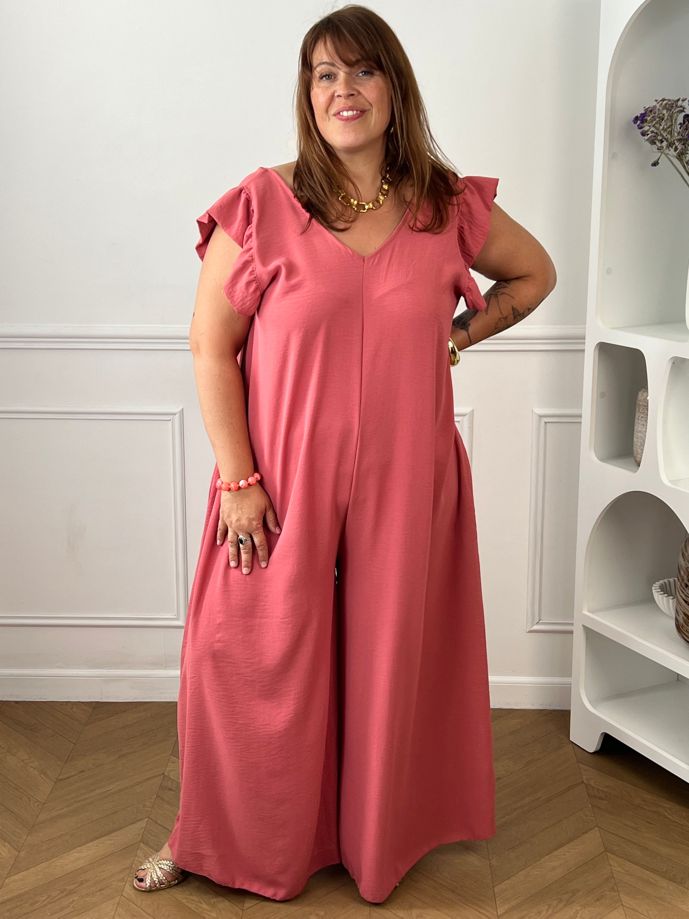 Combinaison longue et ample rose à la coupe fluide et élégante. Une pièce confortable et féminine, parfaite pour une allure chic et effortless en toute occasion.