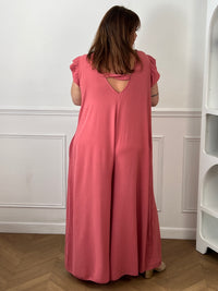 Combinaison longue et ample rose à la coupe fluide et élégante. Une pièce confortable et féminine, parfaite pour une allure chic et effortless en toute occasion.