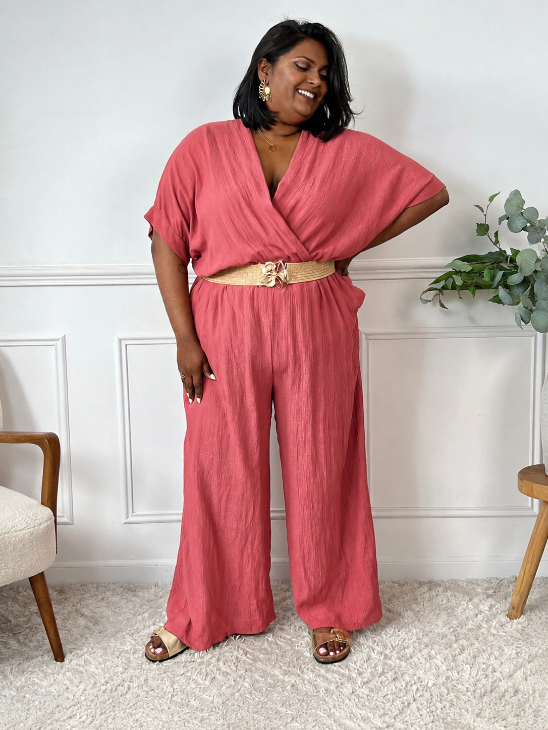 La combinaison Savanah rose grande taille allie confort et élégance avec son col cache-cœur, ses manches courtes et son élastique à la taille. Pratique avec ses poches latérales et son ouverture dos à bouton, elle vous met en valeur avec douceur.