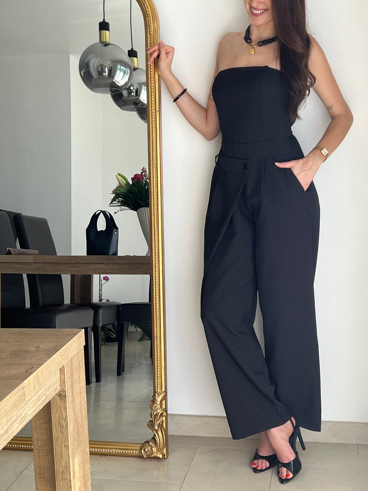 Combinaison noire femme élégante au style moderne, dotée de bretelles réglables et d’un bustier qui sublime la silhouette. Sa coupe asymétrique sur le devant apporte une touche originale et tendance. Pratique avec ses poches latérales et confortable grâce à son élastique au dos, elle est idéale pour un look chic et facile à porter.