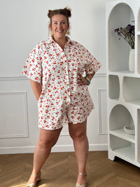 Craquez pour ce combishort grande taille au style à la fois tendance et confortable. Sa coupe ample, son col chemise et ses manches courtes en font une pièce idéale pour les journées ensoleillées. Doté d'une poche poitrine, de deux poches latérales pratiques et de boutons jusqu'à mi-longueur, il allie style et fonctionnalité. Ses motifs fleuris aux nuances d'écru, rouge, orange, vert et violet apportent une touche de fraîcheur et de féminité à vos tenues estivales.