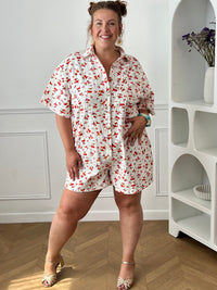 Craquez pour ce combishort grande taille au style à la fois tendance et confortable. Sa coupe ample, son col chemise et ses manches courtes en font une pièce idéale pour les journées ensoleillées. Doté d'une poche poitrine, de deux poches latérales pratiques et de boutons jusqu'à mi-longueur, il allie style et fonctionnalité. Ses motifs fleuris aux nuances d'écru, rouge, orange, vert et violet apportent une touche de fraîcheur et de féminité à vos tenues estivales.