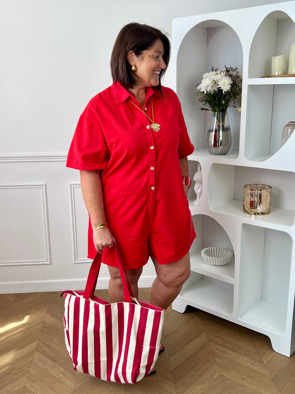 Idéal pour un look casual et confortable. Doté d’un col chemise, de manches courtes et d’une coupe ample, il offre une silhouette moderne et décontractée. Avec sa poche poitrine, ses deux poches latérales et ses boutons jusqu’à mi-longueur, il allie style et praticité. Confectionné en 100% coton, ce combishort rouge est parfait pour une tenue tendance au quotidien.
