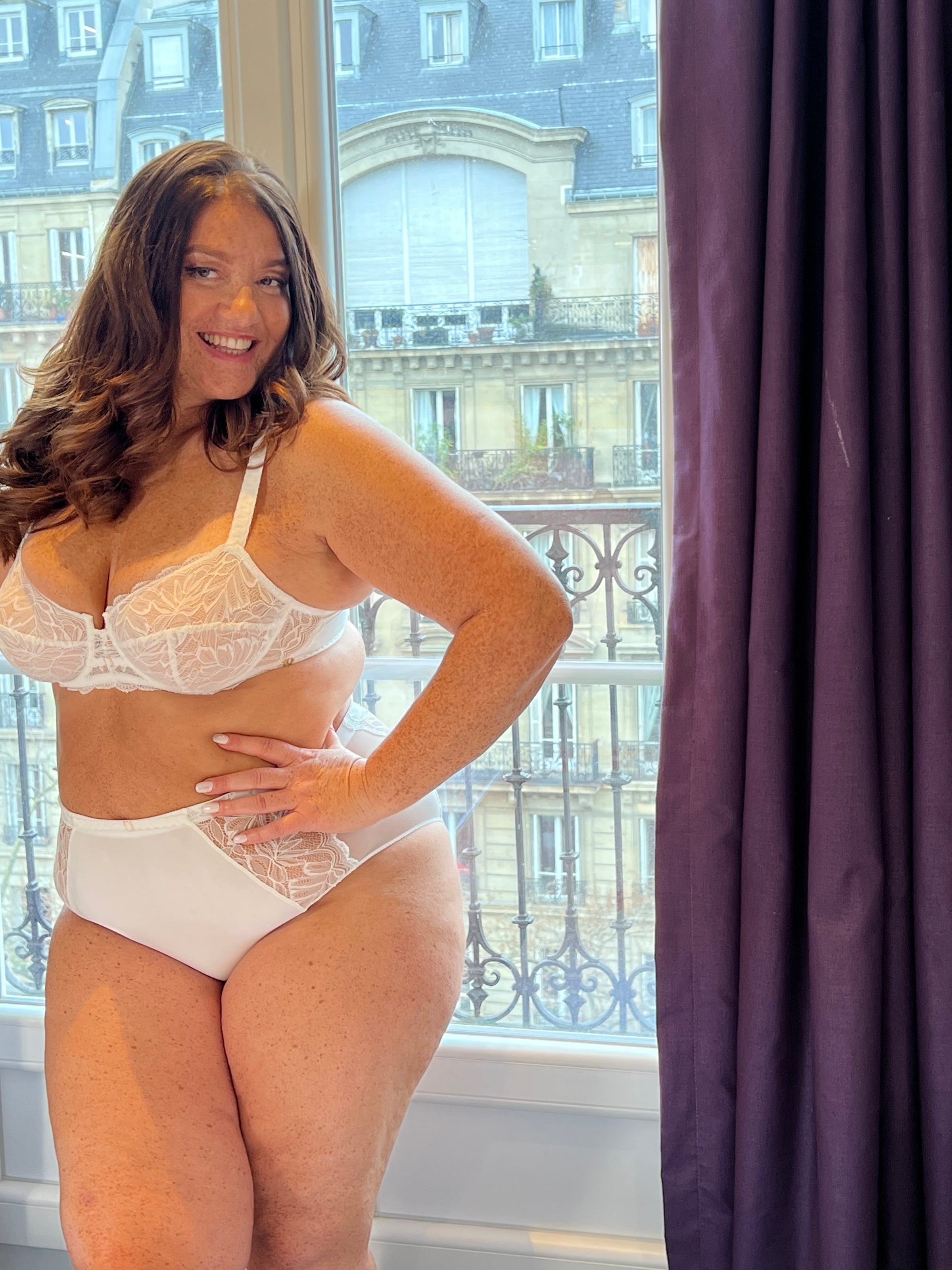 Luna est conçue avec une dentelle légère et élégante pour un style féminin délicat et confortable au quotidien. Elle est notre première ligne de lingerie disponible jusqu'au bonnet H.
