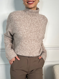 Ce pull taupe élégant avec manches longues et col montant apportera chaleur et style à votre garde-robe. Fabriqué avec un tissu de qualité, il vous gardera au chaud tout en ajoutant une touche sophistiquée à vos tenues. Parfait pour toutes les occasions, ce pull sera un indispensable pour cet hiver !