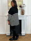 Ce pull noir grande taille Noemie combine confort et style avec ses manches courtes et son col en V flatteur. Son tissu ample offre une coupe décontractée idéale pour toutes les morphologies, tandis que les rayures écrues façon marinière ajoutent une touche élégante et intemporelle.