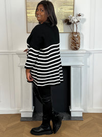 Ce pull noir grande taille Noemie combine confort et style avec ses manches courtes et son col en V flatteur. Son tissu ample offre une coupe décontractée idéale pour toutes les morphologies, tandis que les rayures écrues façon marinière ajoutent une touche élégante et intemporelle.